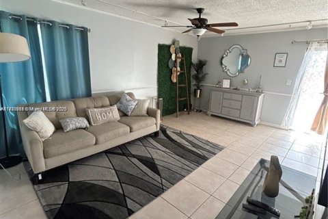 Townhouse in Miramar, Florida 2 bedrooms, 92.9 sq.m. № 1855237 - photo 3