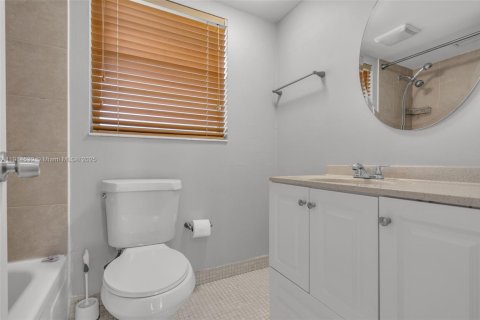 Condo in Miami, Florida, 2 bedrooms  № 1970021 - photo 28