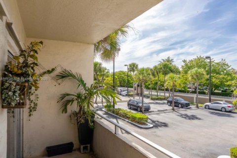 Condo in Miami, Florida, 2 bedrooms  № 1970021 - photo 7