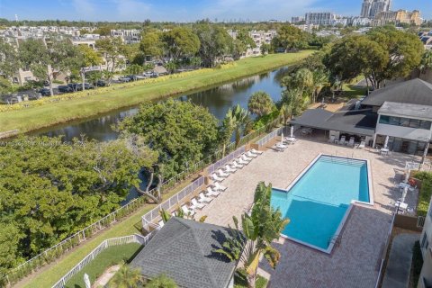 Condo in Miami, Florida, 2 bedrooms  № 1970021 - photo 9