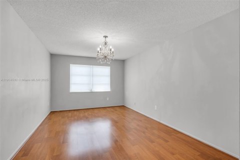 Condo in Miami, Florida, 2 bedrooms  № 1970021 - photo 30