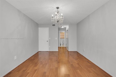 Condo in Miami, Florida, 2 bedrooms  № 1970021 - photo 29