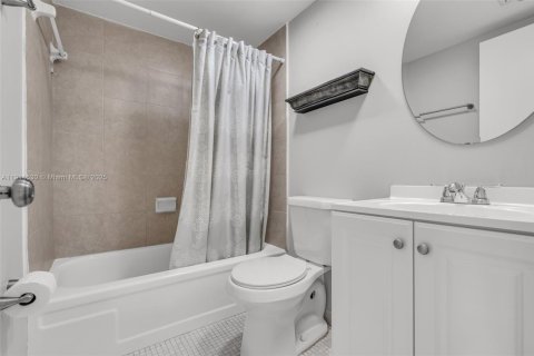 Condo in Miami, Florida, 2 bedrooms  № 1970021 - photo 4