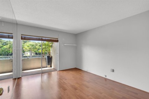Condo in Miami, Florida, 2 bedrooms  № 1970021 - photo 5