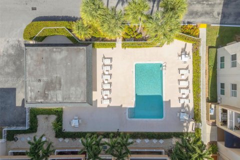 Condo in Miami, Florida, 2 bedrooms  № 1970021 - photo 13