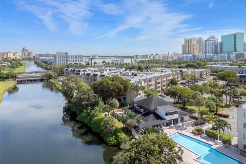 Condo in Miami, Florida, 2 bedrooms  № 1970021 - photo 11