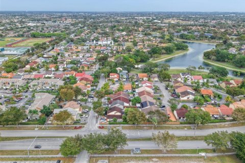 Casa en venta en Miami, Florida, 3 dormitorios, 159.05 m2 № 2023534 - foto 30