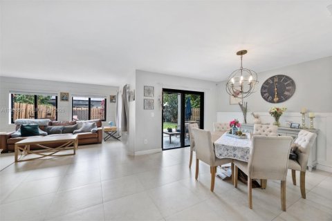 Casa en venta en Miami, Florida, 3 dormitorios, 159.05 m2 № 2023534 - foto 4