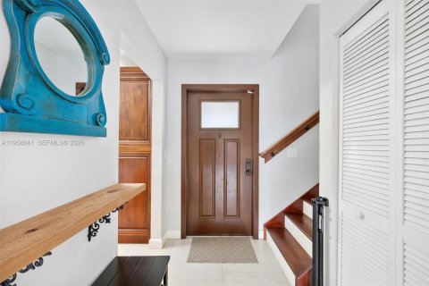 Casa en venta en Miami, Florida, 3 dormitorios, 159.05 m2 № 2023534 - foto 3