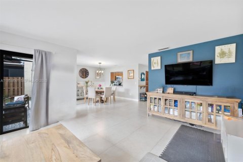 Casa en venta en Miami, Florida, 3 dormitorios, 159.05 m2 № 2023534 - foto 6