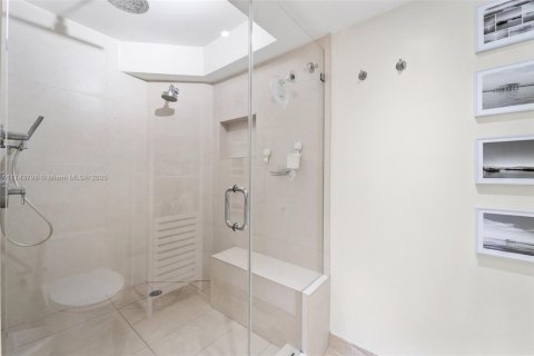 Condo in Miami, Florida, 2 bedrooms  № 1865720 - photo 11