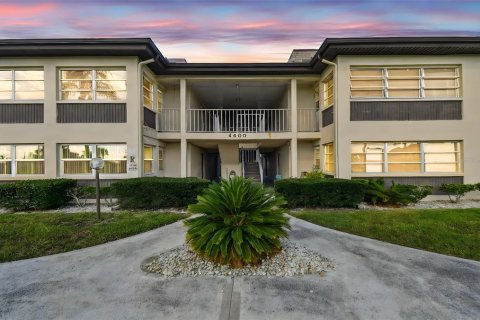 Condominio en venta en New Port Richey, Florida, 2 dormitorios, 101.08 m2 № 1855895 - foto 1