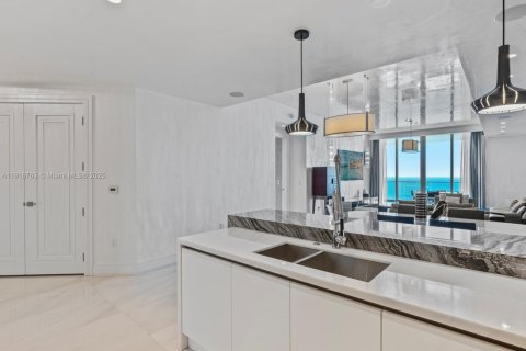 Condo in Sunny Isles Beach, Florida, 4 bedrooms  № 2082538 - photo 12
