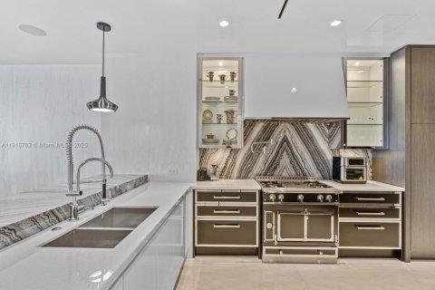Condo in Sunny Isles Beach, Florida, 4 bedrooms  № 2082538 - photo 13