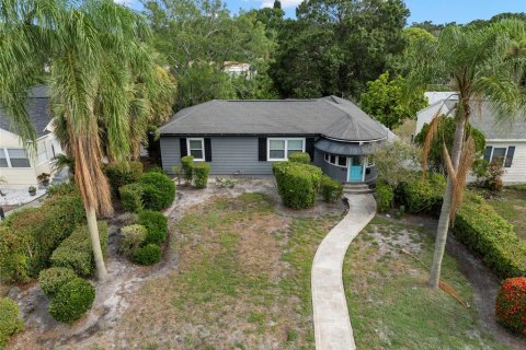 House in Saint Petersburg, Florida 3 bedrooms, 116.96 sq.m. № 2207267