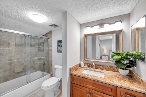Condo in Tampa, Florida, 2 bedrooms  № 1531958 - photo 28