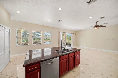House in Tampa, Florida 5 bedrooms, 389.07 sq.m. № 2222787 - photo 15