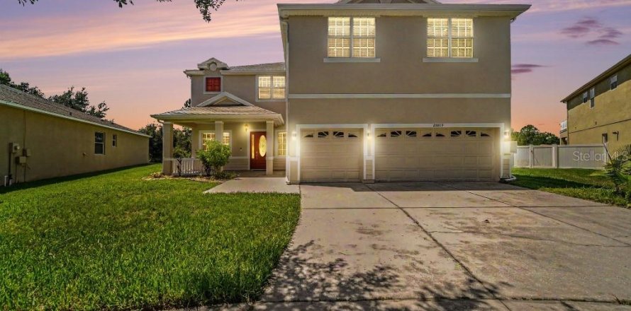 House in Tampa, Florida 5 bedrooms, 389.07 sq.m. № 2222787
