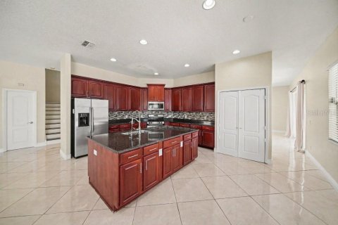 House in Tampa, Florida 5 bedrooms, 389.07 sq.m. № 2222787 - photo 13