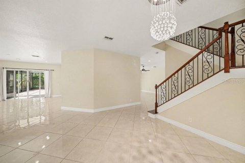 House in Tampa, Florida 5 bedrooms, 389.07 sq.m. № 2222787 - photo 8