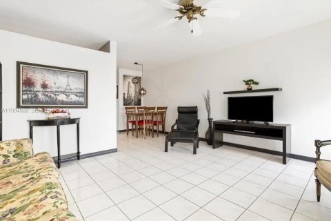 Condominio en venta en Miami, Florida, 1 dormitorio, 57.6 m2 № 2056477 - foto 7