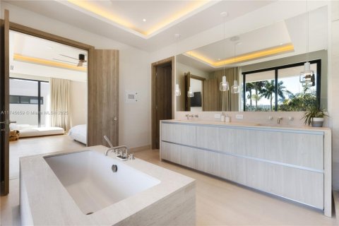 Casa en venta en Miami Beach, Florida, 4 dormitorios, 312.8 m2 № 1863339 - foto 22