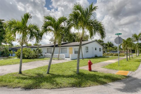 Купить коммерческую недвижимость в Форт-Лодердейл, Флорида 155.24м2, № 1994440 - фото 1