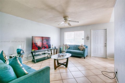 Купить коммерческую недвижимость в Форт-Лодердейл, Флорида 155.24м2, № 1994440 - фото 6