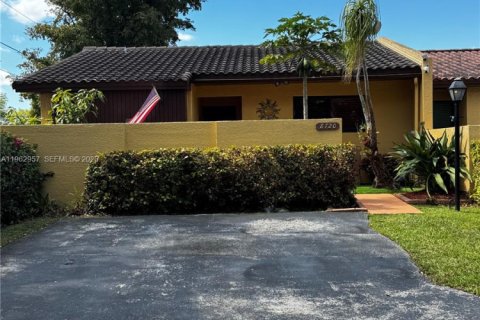 Купить таунхаус в Майами, Флорида 2 спальни, 104.42м2, № 2023945 - фото 6