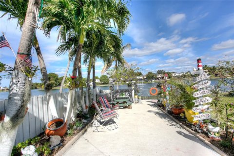 Adosado en venta en Hialeah, Florida, 2 dormitorios, 122.07 m2 № 2029987 - foto 10