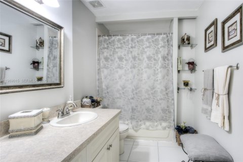 Adosado en venta en Hialeah, Florida, 2 dormitorios, 122.07 m2 № 2029987 - foto 7