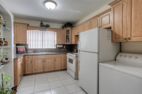 Adosado en venta en Hialeah, Florida, 2 dormitorios, 122.07 m2 № 2029987 - foto 4