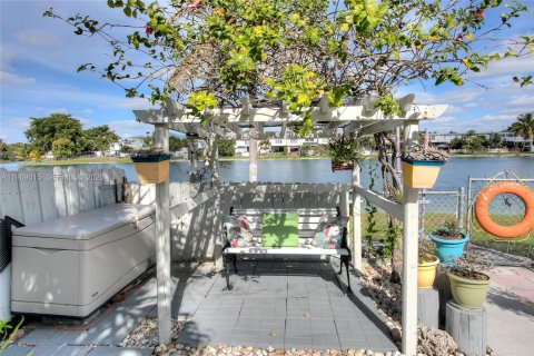 Adosado en venta en Hialeah, Florida, 2 dormitorios, 122.07 m2 № 2029987 - foto 11