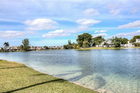 Adosado en venta en Hialeah, Florida, 2 dormitorios, 122.07 m2 № 2029987 - foto 12