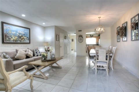 Adosado en venta en Hialeah, Florida, 2 dormitorios, 122.07 m2 № 2029987 - foto 3