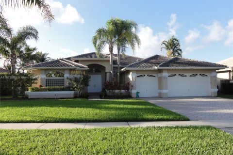 House in Plantation, Florida 4 bedrooms, 274.25 sq.m. № 1897700 - photo 1