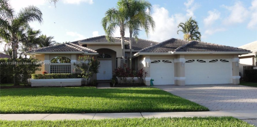 House in Plantation, Florida 4 bedrooms, 274.25 sq.m. № 1897700