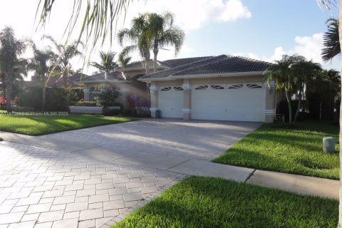 House in Plantation, Florida 4 bedrooms, 274.25 sq.m. № 1897700 - photo 2