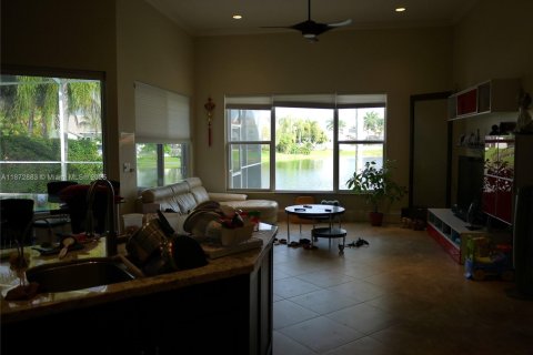 House in Plantation, Florida 4 bedrooms, 274.25 sq.m. № 1897700 - photo 3