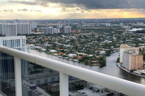 Condominio en alquiler en Hallandale Beach, Florida, 2 dormitorios, 135.45 m2 № 1696718 - foto 5