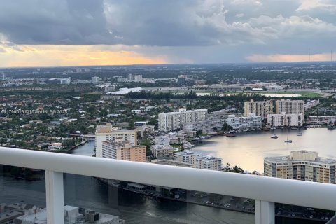 Condominio en alquiler en Hallandale Beach, Florida, 2 dormitorios, 135.45 m2 № 1696718 - foto 1