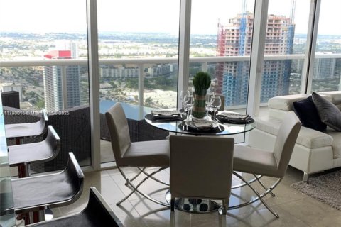Condominio en alquiler en Hallandale Beach, Florida, 2 dormitorios, 135.45 m2 № 1696718 - foto 15