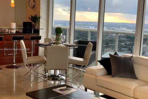 Condominio en alquiler en Hallandale Beach, Florida, 2 dormitorios, 135.45 m2 № 1696718 - foto 21