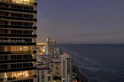 Condominio en alquiler en Hallandale Beach, Florida, 2 dormitorios, 135.45 m2 № 1696718 - foto 2