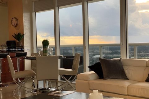 Condominio en alquiler en Hallandale Beach, Florida, 2 dormitorios, 135.45 m2 № 1696718 - foto 26