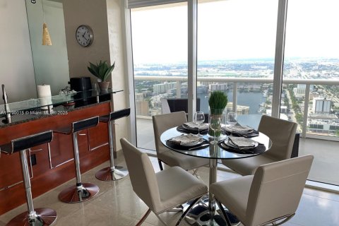 Condominio en alquiler en Hallandale Beach, Florida, 2 dormitorios, 135.45 m2 № 1696718 - foto 18