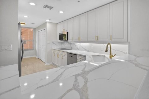 Copropriété à louer à Sarasota, Floride: 2 chambres, 149.39 m2 № 2103177 - photo 8