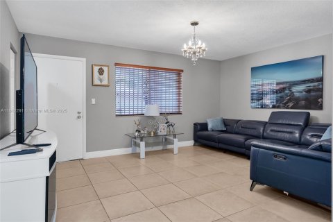 Condo in Miami, Florida, 2 bedrooms  № 1936458 - photo 3