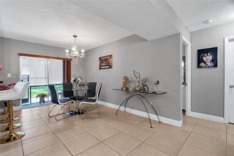 Condo in Miami, Florida, 2 bedrooms  № 1936458 - photo 5