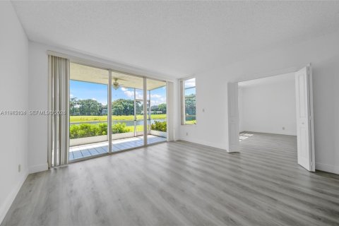 Condo in Pompano Beach, Florida, 2 bedrooms  № 2027056 - photo 8